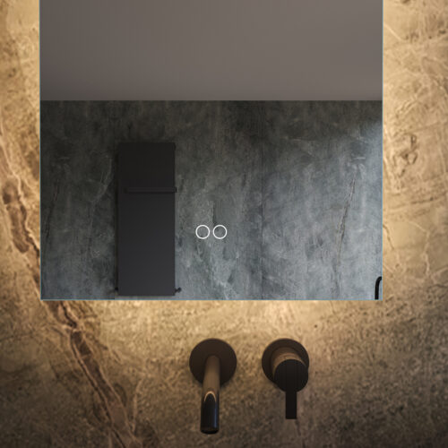 Uitgevoerd met een dubbele touch schakelaar in het spiegelglas; linker touch knop voor het gelijktijdig in- en uitschakelen van de verlichting en de verwarming, inclusief geïntegreerde dimfunctie voor de verlichting, rechter touch knop om traploos de gewenste kleur van de verlichting in te stellen