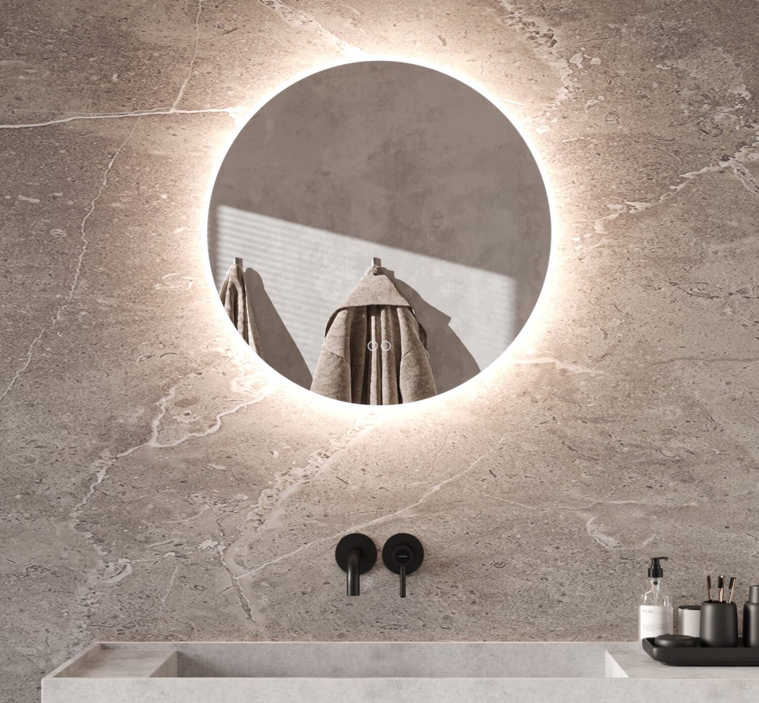 Deze trendy ronde spiegel geeft naast veel praktische verlichting in het gezicht ook veel sfeerlicht over de wand