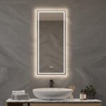 Deze fraaie verticale badkamer spiegel is van alle gemakken voorzien, zoals: verlichting, verwarming, instelbare lichtkleur en dimfunctie