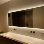 180 cm brede badkamer spiegel op wit gestuukte wand