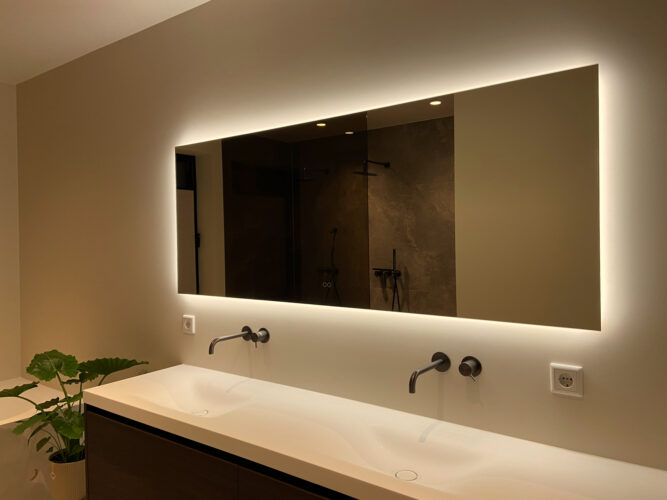 180 cm brede badkamer spiegel op wit gestuukte wand