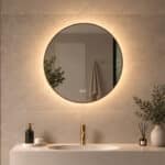 Miroir salle de bain élégant avec cadre en laiton, éclairage intégré et système antibuée
