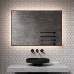 Luxe badkamer spiegel met mat zwart frame en instelbare lichtkleur, handig!