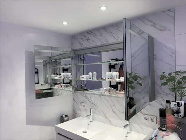 Open spiegelkast badkamer marmeren tegel