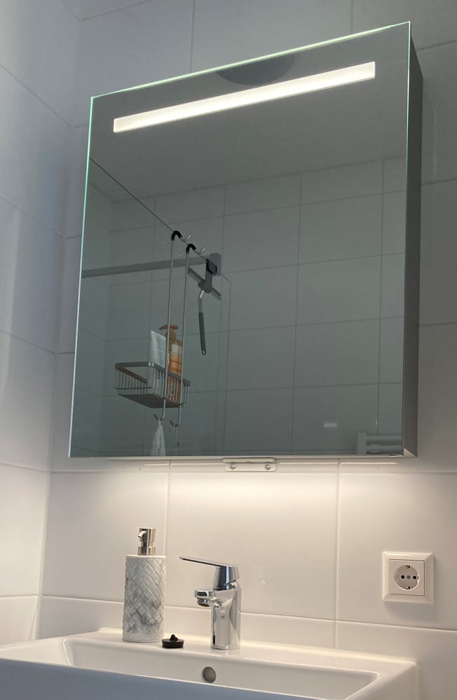 Spiegelkast met geïntegreerde led verlichting witte badkamer