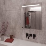 De spiegel is aan de achterzijde voorzien van een degelijk en luxe afgewerkt aluminium frame met geïntegreerde ophanggaten