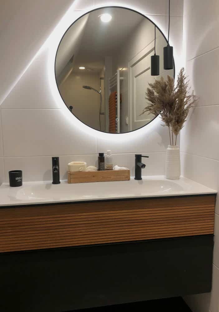 Zwarte ronde badkamer spiegel met led verlichting op witte tegel