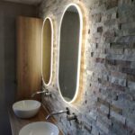 Ovalen spiegel led verlichting stenen muur