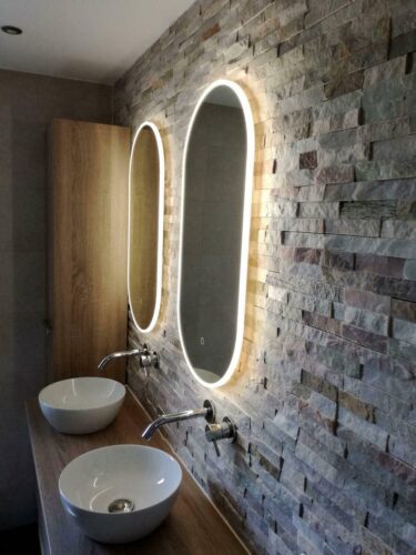 Ovalen spiegel led verlichting stenen muur