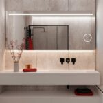 grote badkamer spiegel met ingebouwde scheerspiegel