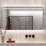 Designer badkamer spiegel met instelbare lichtkleur, handig!