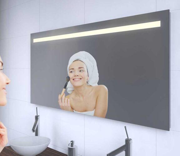Stijlvolle badkamer spiegel met een strak lichtdesign