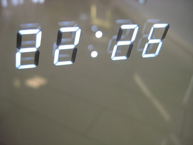 De digitale klok met witte cijfers is volledig weggewerkt in de spiegel, erg fraai!