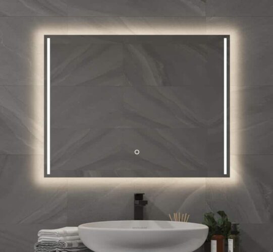Fraaie badkamerspiegel met verlichting, spiegelverwarming en touch knop met handige dimfunctie.