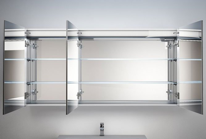 De binnenzijde van deze 3 deurs spiegelkast is zeer netjes afgewerkt. De achterwand is volledig gespiegeld.