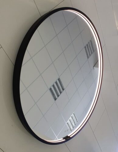 Deze dansani spiegel is rondom uitgevoerd met een degelijk, industrieel mat zwart frame