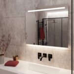 Badkamer spiegel met led verlichting en ingebouwde klok grijze tegel