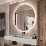 De indirecte verlichting schijnt vanachter de spiegel fraai en sfeervol over de wand en aan de onderzijde over het badmeubel