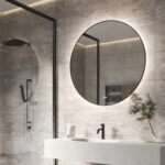 Deze gun metal badkamer spiegel is eenvoudig aan de wand te monteren met de bijgeleverde montage materialen