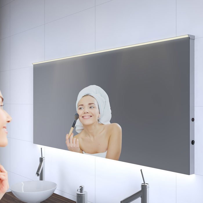 Deze stijlvolle spiegel is erg praktisch bij het scheren of make-uppen dankzij de in een hoek geplaatste verlichting aan de bovenzijde