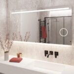 Rechthoekige spiegel met led verlichting en geïntegreerde make up spiegel op grijze wand