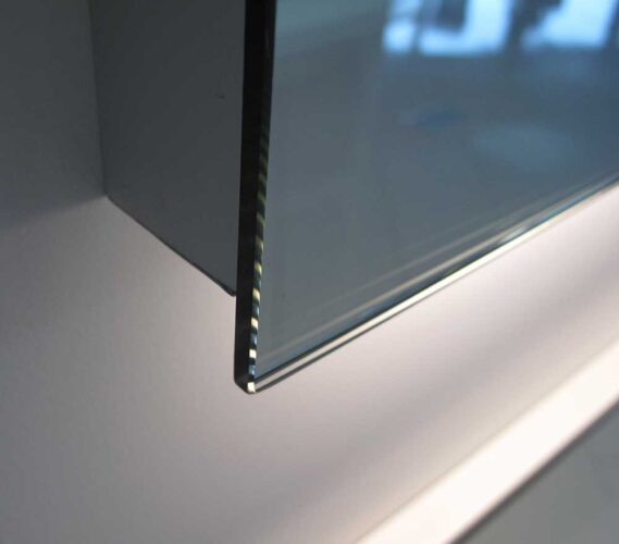 LED spiegel met rondom een net afgewerkt aluminium frame