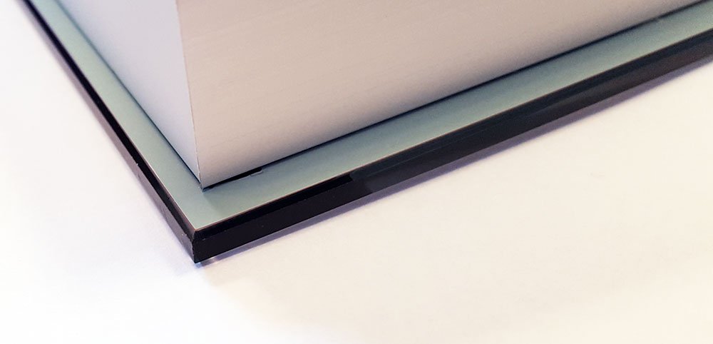 De spiegel wordt aan de achterzijde omsloten door een degelijk aluminium frame. Deze loopt ongeveer 5 mm naar binnen, zodat een fraai zwevend effect wordt gecreëerd.