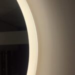 De stijlvolle lichtbaan is tegen de spiegelrand geplaatst en zorgt voor praktische verlichting in het gezicht. De indirecte verlichting schijnt sfeervol over de wand.