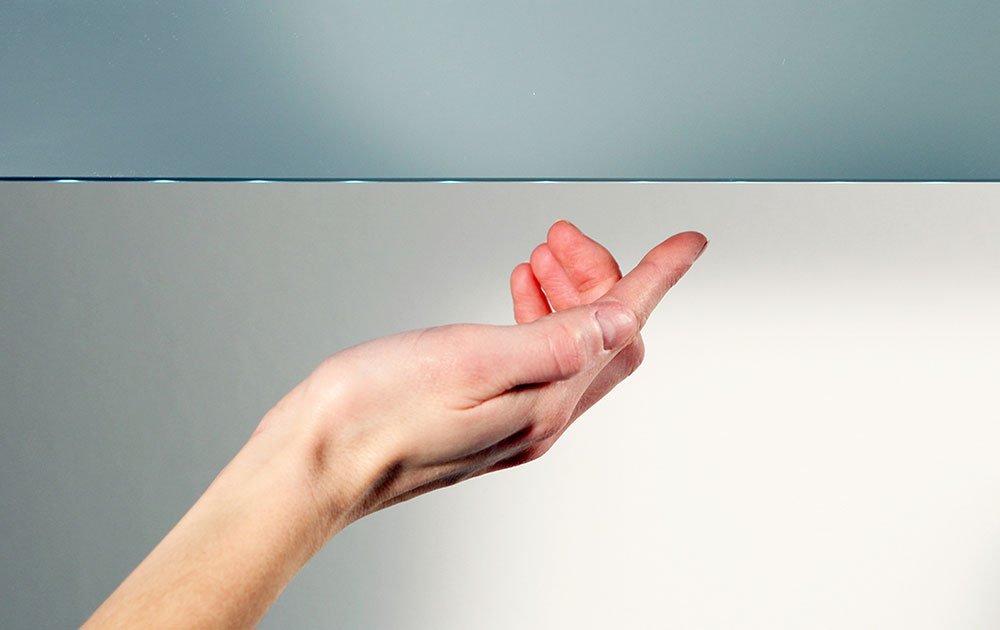 Met een handbeweging onderlangs de sensor wordt tegelijkertijd de verlichting en verwarming in- of uitgeschakeld. Door de hand onder de sensor te houden wordt de verlichting traploos gedimd, handig!