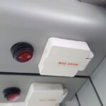 Zowel links als rechts bovenin de spiegelkast bevinden zich een geaard stopcontact tbv een föhn, scheerapparaat of electrische tandenborstel.