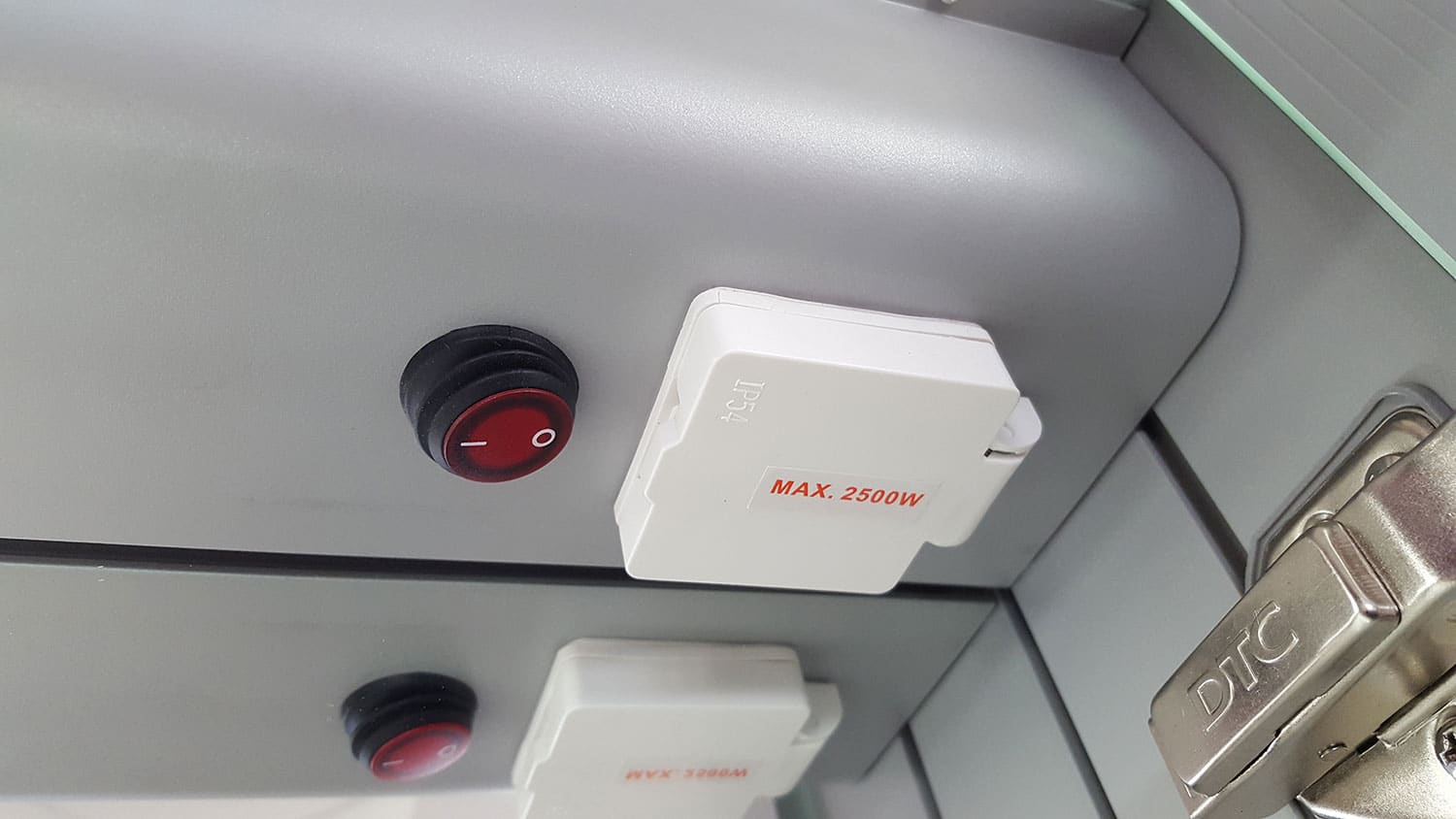 Zowel links als rechts bovenin de spiegelkast bevinden zich een geaard stopcontact tbv een föhn, scheerapparaat of electrische tandenborstel.