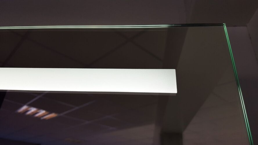 De verlichting aan de bovenzijde schijnt door de 2,5 cm brede lichtbaan
