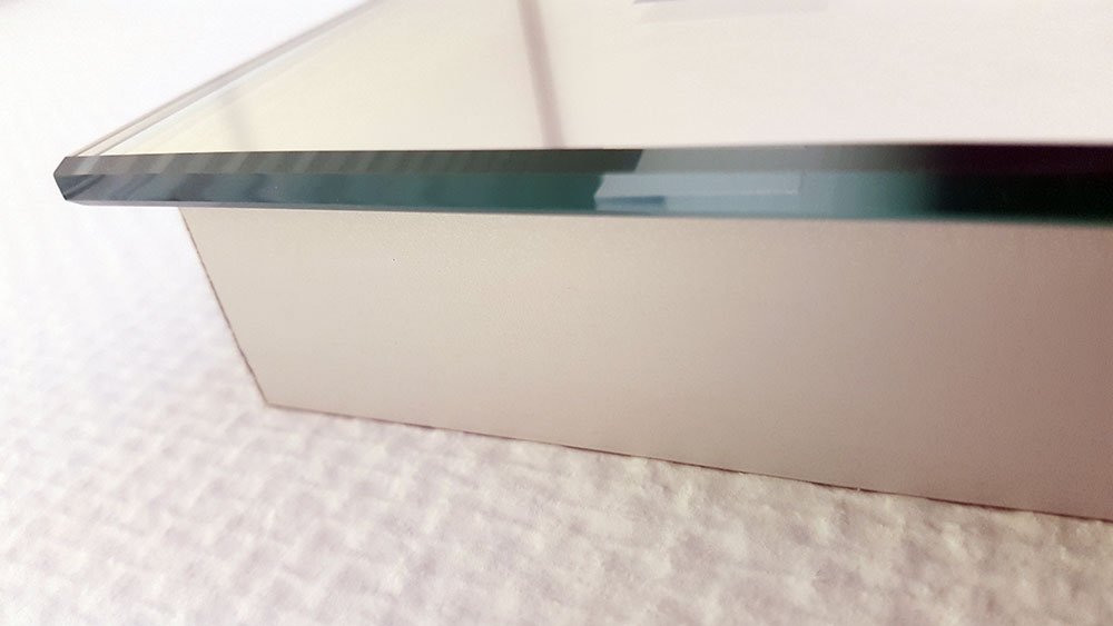 De spiegelranden worden standaard poly geslepen, hetgeen een strakke en veilige afwerking geeft