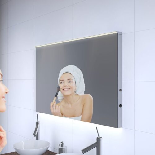 Deze stijlvolle spiegel is erg praktisch bij het scheren of make-uppen dankzij de in een hoek geplaatste verlichting aan de bovenzijde