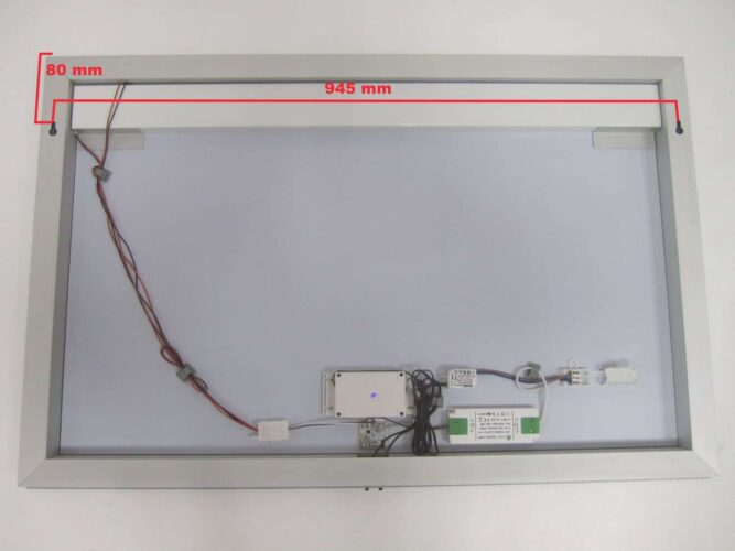 Deze spiegel heeft een degelijk aluminium frame met geïntegreerde ophanggaten