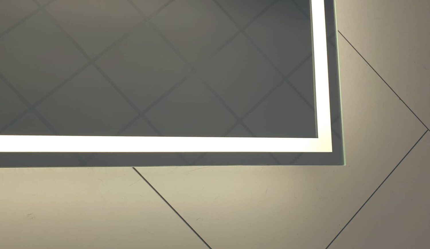 De lichtbaan van 15 mm breed is op 15 mm van de spiegelrand geplaatst en deze zorgt voor praktisch licht in het gezicht. De indirecte verlichting schijnt fraai over de wand.