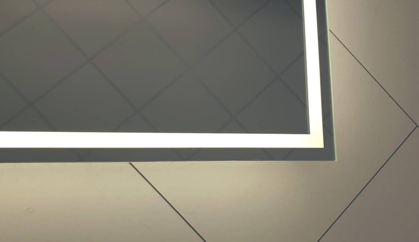 De lichtbaan van 15 mm breed is op 15 mm van de spiegelrand geplaatst en deze zorgt voor praktisch licht in het gezicht. De indirecte verlichting schijnt fraai over de wand.