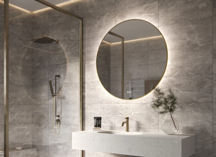 De indirecte verlichting schijnt vanachter de spiegel fraai en sfeervol over de wand en het badmeubel