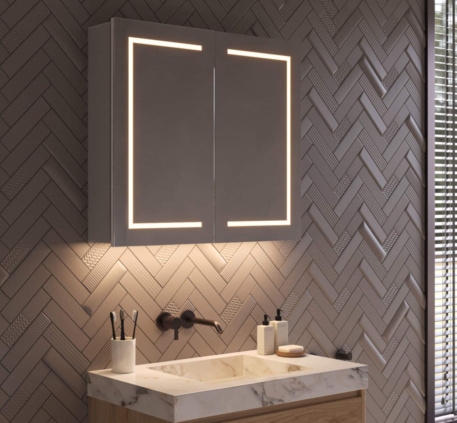 Cette armoire à glace élégante et design en aluminium est entièrement équipée, avec éclairage, dégivrage du miroir, prise avec USB, charnières à fermeture douce et un interrupteur pratique à détecteur marche/arrêt.