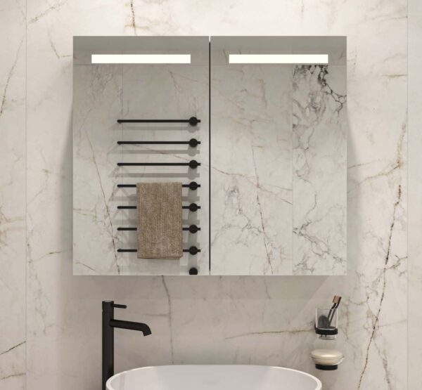 Luxe aluminium badkamer spiegelkast, uitgevoerd met verlichting, spiegelverwarming en 2 geaarde stopcontacten