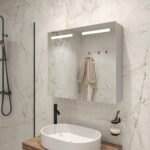 Bij deze aluminium spiegelkast is zowel de verlichting als de verwarming volledig in de deuren geïntegreerd