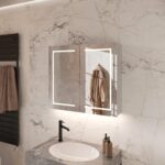 Bij deze aluminium spiegelkast is zowel de verlichting als de verwarming volledig in de deuren geïntegreerd