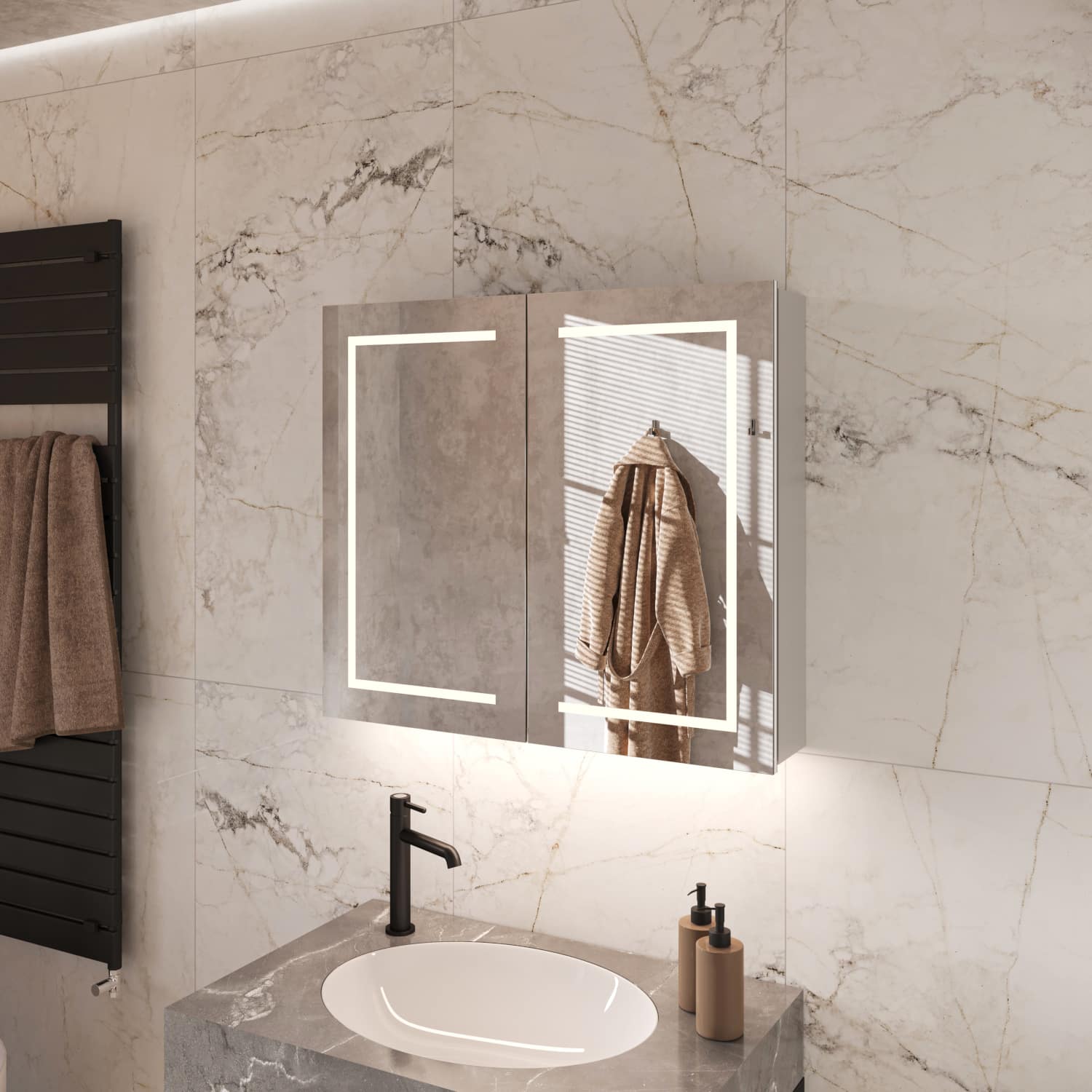 Bij deze aluminium spiegelkast is zowel de verlichting als de verwarming volledig in de deuren geïntegreerd