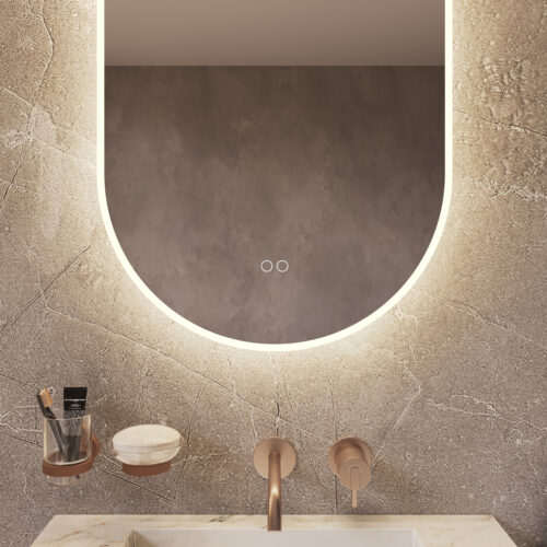 Uitgevoerd met een dubbele touch schakelaar in het spiegelglas; linker touch knop voor het gelijktijdig in- en uitschakelen van de verlichting en de verwarming, inclusief geïntegreerde dimfunctie voor de verlichting, rechter touch knop om traploos de gewenste kleur van de verlichting in te stellen