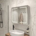 Bij deze aluminium spiegelkast is zowel de verlichting als de verwarming volledig in de deur geïntegreerd