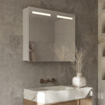 Stijlvolle aluminium badkamer spiegelkast, voorzien van verlichting, spiegelverwarming, 2 geaarde stopcontacten en een geïntegreerde make-up spiegel