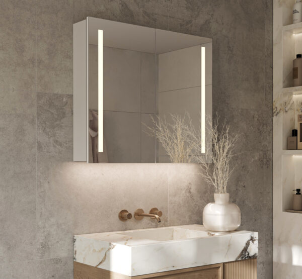 Stijlvolle aluminium badkamer spiegelkast, uitgevoerd met verlichting, spiegelverwarming, 2 geaarde stopcontacten en een geïntegreerde make-up spiegel