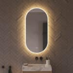 Deze verticale ovale spiegel voor in de badkamer is van alle gemakken voorzien, zoals: geïntegreerde verlichting en verwarming, dimfunctie, instelbare lichtkleur en dubbele touch bediening