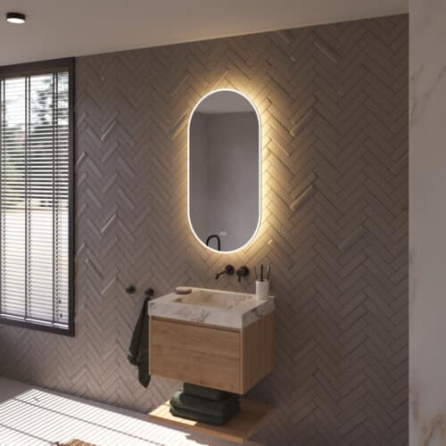 Le miroir est livré entièrement prêt à être raccordé et se fixe facilement au mur à l'aide des instructions et du matériel d'accrochage fournis.