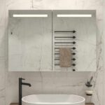 Stijlvolle aluminium badkamer spiegelkast met in de deuren geïntegreerde verlichting en spiegelverwarming